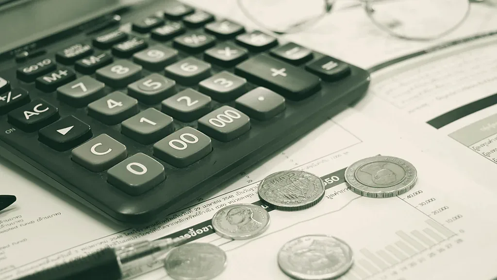 Calculadora, monedas y reportes financieros